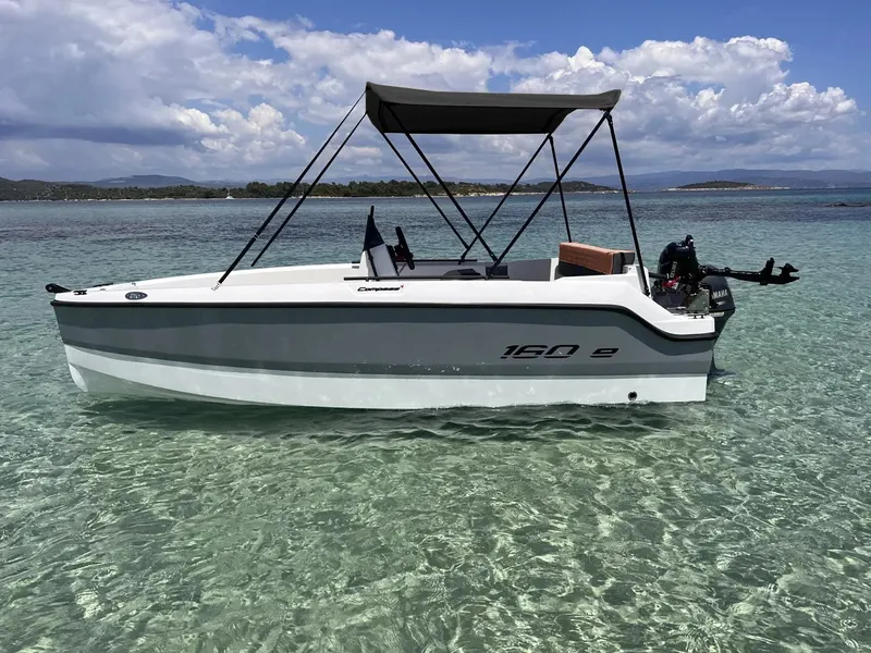 Alia yacht charter photo