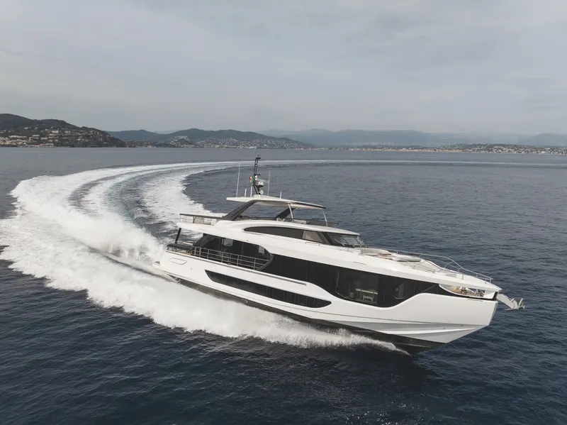 First Horizon yacht charter photo