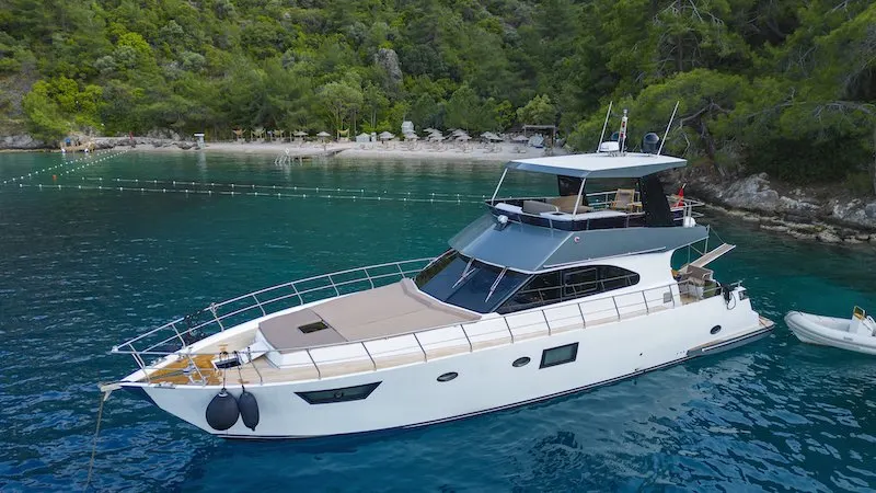 Golden Blue yacht charter photo