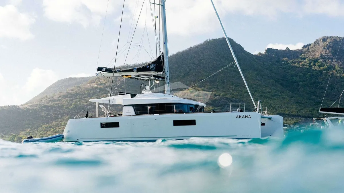 AKANA (LAGOON 52F)