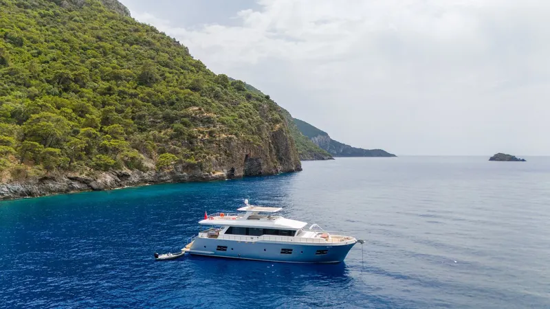 Lavin yacht charter photo
