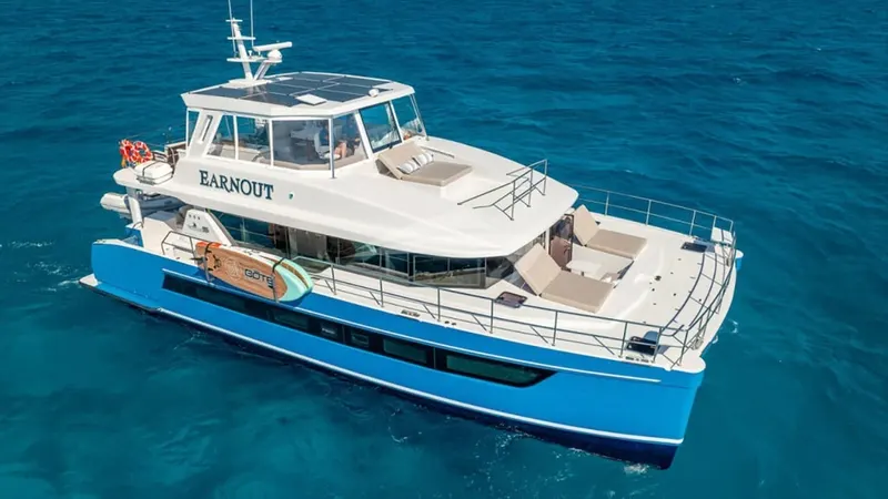 EARNOUT yacht charter photo